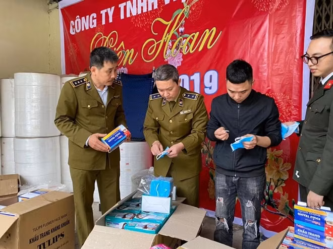 Lực lượng QLTT đã phát hiện các loại khẩu trang y tế do xưởng này sản xuất được dùng nguyên liệu là các cuộn gấy to mềm, loại dùng làm giấy vệ sinh.