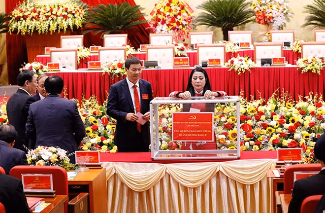 Các đại biểu dự Đại hội quyên góp, chia sẻ với những khó khăn đồng bào miền Trung bị thiệt hại do mưa lũ.