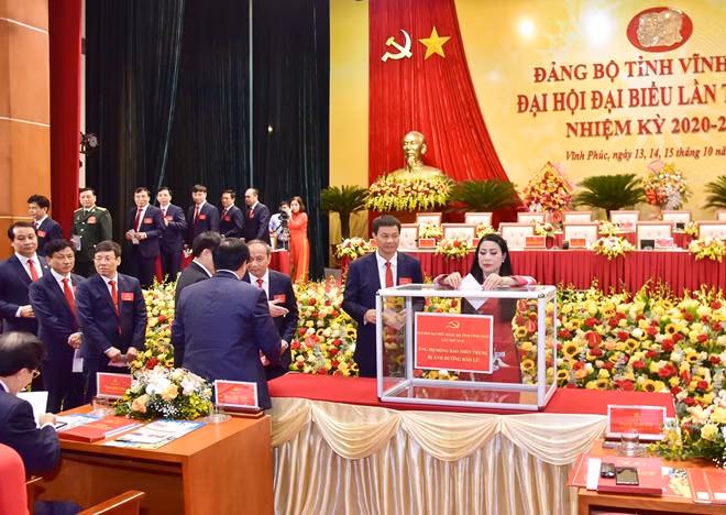 Đảng bộ, chính quyền và nhân dân tỉnh Vĩnh Phúc ủng hộ 5 tỷ đồng tới đồng bào các tỉnh miền Trung.