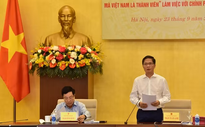 Bộ trưởng Bộ Công thương Trần Tuấn Anh đọc báo cáo về "việc thực hiện các Hiệp định thương mại tự do (FTA) mà Việt Nam là thành viên" tại buổi làm việc của Đoàn Giám sát, Ủy ban Thường vụ Quốc hội làm việc với Chính phủ, các bộ, ngành.