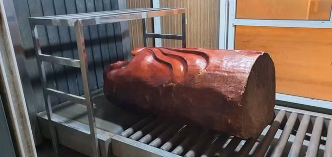 Ma tuý dấu trong tượng gỗ