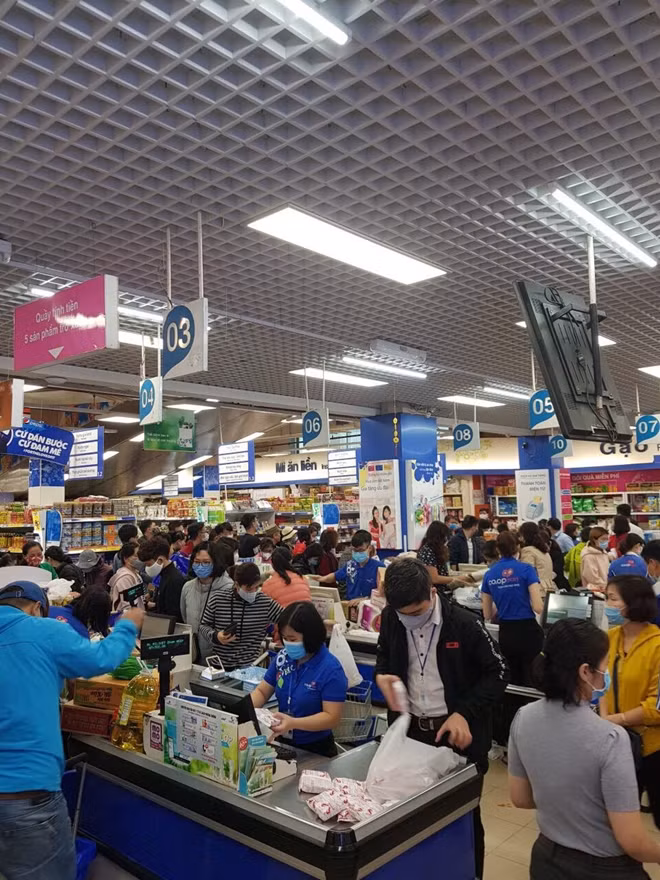 Người dân đổ xô đi mua hàng ở siêu thị từ sớm 7-3