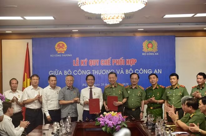 Bộ trưởng Tô Lâm và Bộ trưởng Trần Tuấn Anh cùng các đại biểu dự lễ ký Quy chế phối hợp.