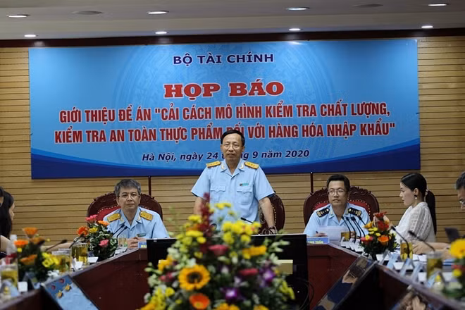 Tổng cục trưởng Tổng cục Hải quan Nguyễn Văn Cẩn đã chủ trì buổi họp báo giới thiệu Đề án “Cải cách Mô hình kiểm tra chất lượng, kiểm tra an toàn thực phẩm đối với hàng hóa nhập khẩu”.