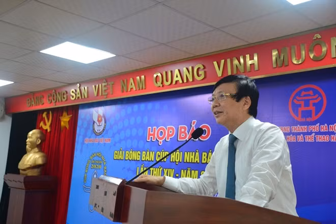 Đồng chí Hồ Quang Lợi, Phó Chủ tịch thường trực Hội Nhà báo Việt Nam phát biểu tại cuộc họp báo