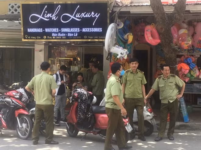 Số 46 Hàng Cân tạm giữ 174 sản phẩm gồm hàng hóa túi, ví dây lưng, dép, giầy... có dấu hiệu giả mạo các nhãn hiệu Louis vuitton; Dior; Chanel; Hermes; Gucci.