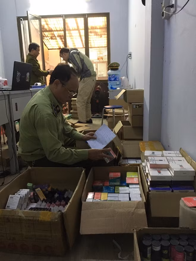 Đoàn kiểm tra thu giữ gần 1.600 máy hút thuốc lá điện tử và phụ kiện các loại