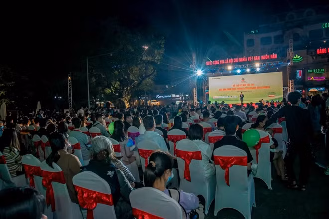 Nhằm cổ vũ cho Chương trình, các nghệ sỹ đã có màn giao lưu thú vị về chủ đề an toàn thực phẩm và cống hiến cho khán giả tại Thủ đô nhiều ca khúc nổi tiếng. Hàng chục ngàn khán giả tại các tuyến phố đi bộ xung quanh Hồ Gươm, Hà Nội đã có những trải nghiệm tuyệt vời cùng những nghệ sĩ đại sứ của Chương trình.