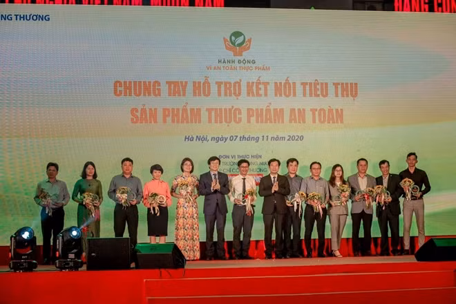 Ban Tổ chức đã trao kỷ niệm chương cho các doanh nghiệp cam kết tham gia vào chuỗi cung ứng thực phẩm an toàn ngành Công Thương