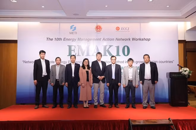 Các đại biểu chụp ảnh lưu niệm