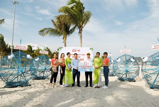 Tập đoàn Central Retail đã tiến hành trao tặng 5 mô hình “Cá voi ăn rác thải nhựa” cho Thành phố Quy Nhơn (tỉnh Bình Định)