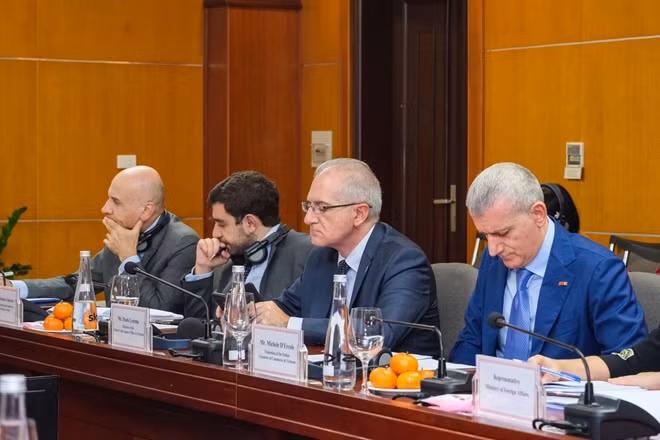 đầu cầu phía Việt Nam có sự tham dự của Đại sứ Italia tại Việt Nam, ông Antonio Alessandro;