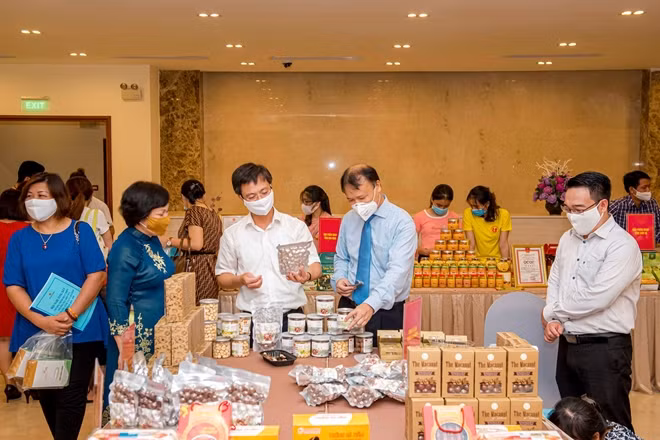 Các đại biểu đã dành thời gian tham quan khu trưng bày, giới thiệu kết quả trong 5 năm thực hiện Chương trình phát triển thương mại miền núi, vùng sâu, vùng xa và hải đảo trong giai đoạn 2015-2020.