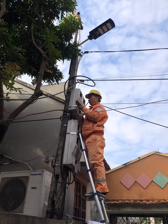 Tổng số thời gian hỗ trợ giảm giá điện và tiền điện cho khách hàng là 3 tháng, tại các kỳ hóa đơn tháng 10, tháng 11 và tháng 12/2020.