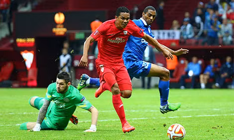 Bacca trở thành người hùng của Sevilla với 2 bàn trong trận chung kết. Ảnh: Reuters.