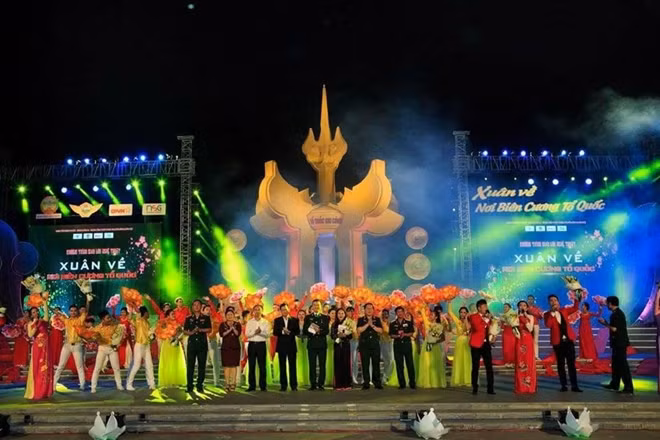 Chương trình được dàn dựng hết sức công phu, ca ngợi những người lính Binh đoàn 16 đã vất vả bám đất, bám làng, bám biên cương, cùng nhân dân, đồng bào mở đất lập làng, lập bản.