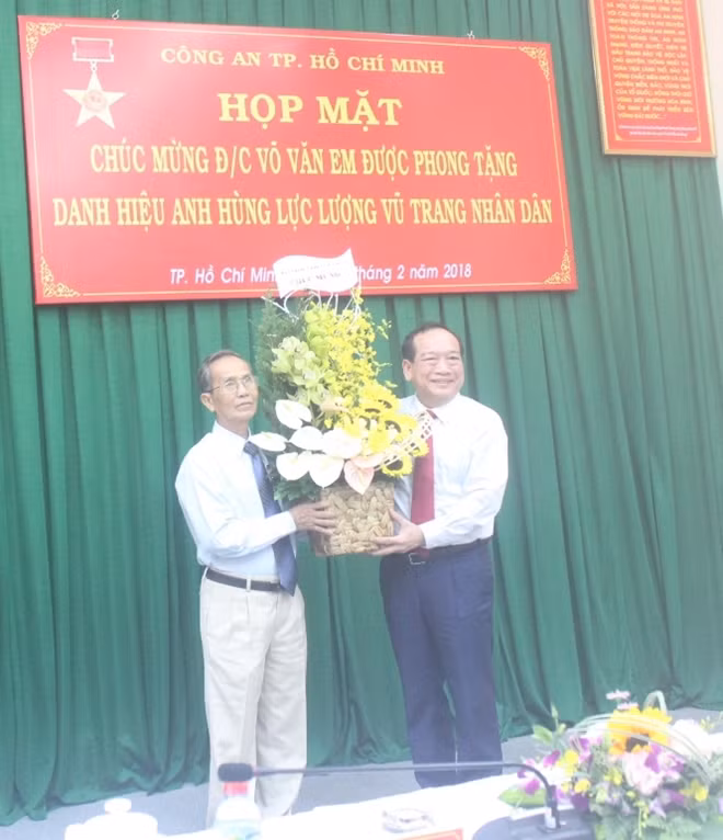 Ông Huỳnh Công Hùng, Trưởng ban Thi đua khen thưởng TP Hồ Chí Minh, tặng hoa chúc mừng Anh hùng LLVTND Võ Văn Em.