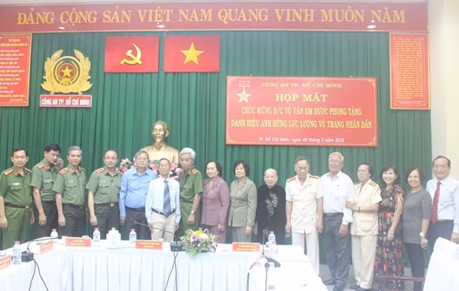 Ban giám đốc Công an TP Hồ Chí Minh cùng các vị Anh hùng LLVTND.