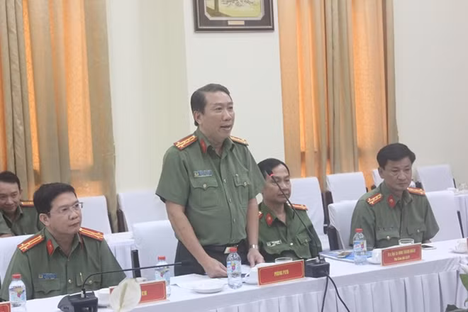 Đại tá Trang Viết Thanh - Trưởng phòng PX15 Công an TP Hồ Chí Minh - tóm tắt quá trình chiến đấu và công tác của Anh hùng LLVTND Võ Văn Em.