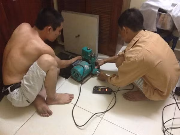 Bố con ông Nguyễn Văn Xuyến (Khương Đình, Thanh Xuân) đêm nào cũng phải thức để chờ hút nước sạch dùng cho sinh hoạt. Bố con ông Nguyễn Văn Xuyến (Khương Đình, Thanh Xuân) đêm nào cũng phải thức để chờ hút nước sạch dùng cho sinh hoạt.