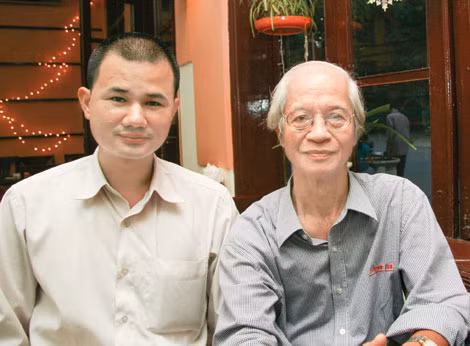 Ông Nguyễn Hữu Thái (bìa phải) và tác giả.