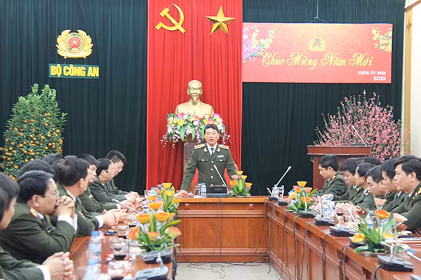 Thượng tướng Trần Việt Tân, Thứ trưởng Bộ Công an phát biểu tại buổi kiểm tra công tác trực ban, trực chiến tại Văn phòng Bộ Công an. Thượng tướng Trần Việt Tân, Thứ trưởng Bộ Công an phát biểu tại buổi kiểm tra công tác trực ban, trực chiến tại Văn phòng Bộ Công an.