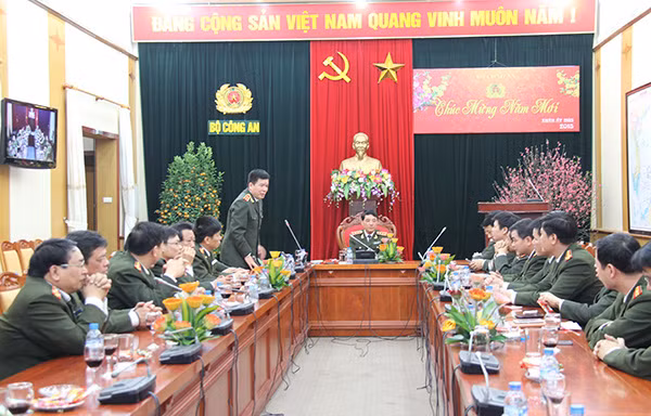 Trung tướng Nguyễn Danh Cộng, Chánh Văn phòng Bộ Công an báo cáo công tác Văn phòng Bộ Công an tại buổi kiểm tra. Trung tướng Nguyễn Danh Cộng, Chánh Văn phòng Bộ Công an báo cáo công tác Văn phòng Bộ Công an tại buổi kiểm tra.