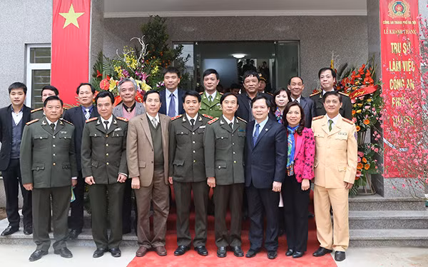 Thứ trưởng Thường trực Đặng Văn Hiếu; Chủ tịch Hội Nhà báo Việt Nam Thuận Hữu và các đại biểu tại trụ sở của Công an phường Tứ Liên. Thứ trưởng Thường trực Đặng Văn Hiếu; Chủ tịch Hội Nhà báo Việt Nam Thuận Hữu và các đại biểu tại trụ sở của Công an phường Tứ Liên.