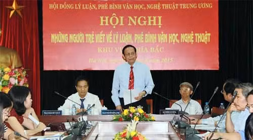 PGS.TS. Nguyễn Hồng Vinh, Chủ tịch Hội đồng LLPB VHNT Trung ương phát biểu chỉ đạo tại hội nghị.