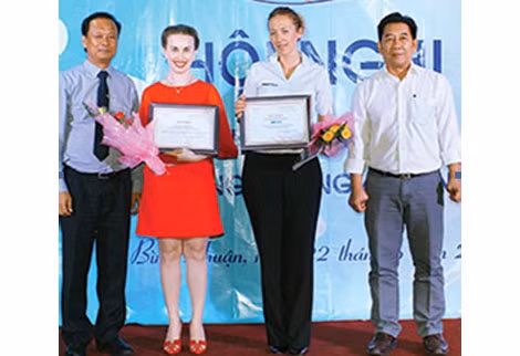 Khen thưởng các đơn vị thu hút khách Nga đến với du lịch Bình Thuận.