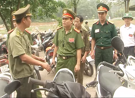 Lực lượng kiểm tra liên ngành kiểm tra các điểm trông giữ xe.