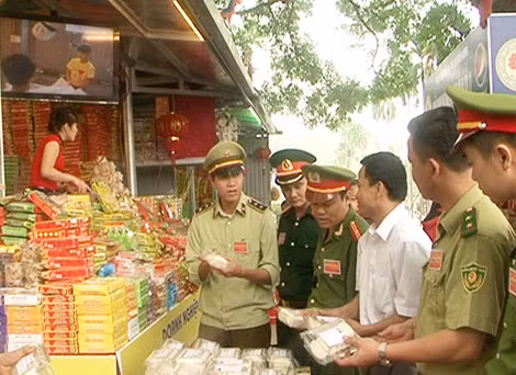 Lực lượng liên ngành kiểm tra các cơ sở kinh doanh dịch vụ.