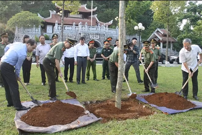Bộ trưởng Tô Lâm và đồng chí Chẩu Văn Lâm trồng cây lưu niệm tại Đền thờ Chủ tịch Hồ Chí Minh. Bộ trưởng Tô Lâm và đồng chí Chẩu Văn Lâm trồng cây lưu niệm tại Đền thờ Chủ tịch Hồ Chí Minh.