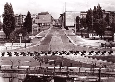 Giới tuyến chia đôi thành phố Berlin, trước khi có Bức tường Berlin.
