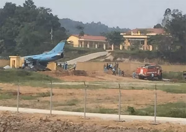 Máy bay va vào tường rào của đơn vị quân đội. Ảnh: CTV