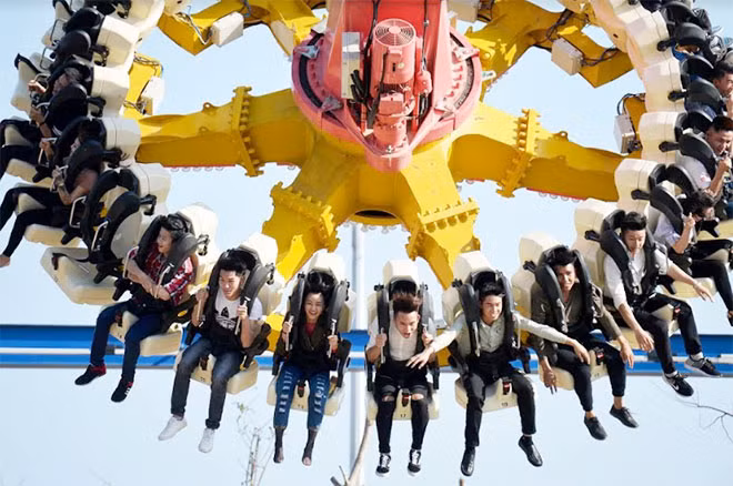 Du khách không ngừng hò reo thích thú khi nhào lộn giữa không trung với trò “Tê giác cuồng nộ” trong công viên Dragon Park thuộc Sun World Halong Complex.