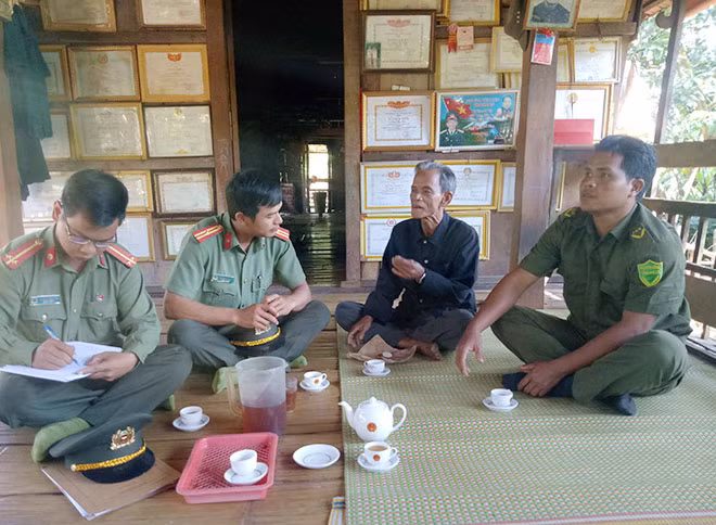 Công an huyện Sơn Tây gặp gỡ, trao đổi thông tin về ANTT với già làng Đinh Văn Viết.