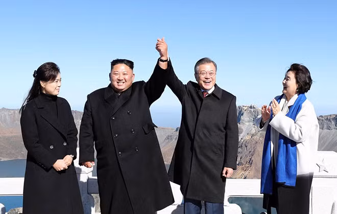 Tổng thống Hàn Quốc Moon Jae-in và nhà lãnh đạo Triều Tiên Kim Jong-un cùng hai Phu nhân trên đỉnh núi thiêng Paekdu.