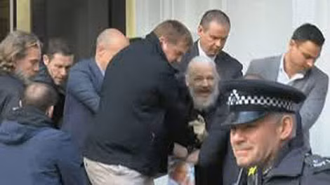 Cảnh sát Anh ập vào bê Julian Assange ra khỏi Đại sứ quán Ecuador.