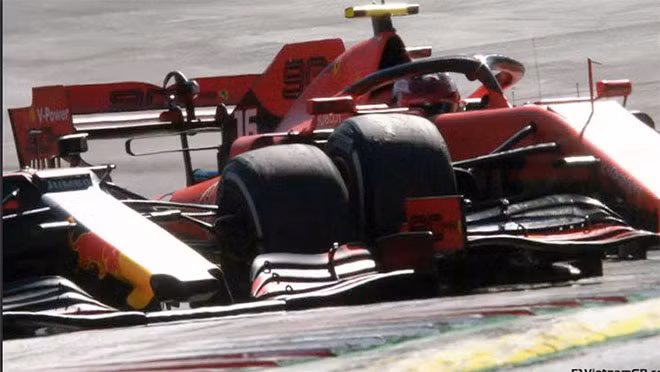 Max Verstappen đã vượt qua Charles Leclerc để dẫn đầu ở Áo sau một cú va chạm giữa 2 bánh xe tại khúc cua 3.