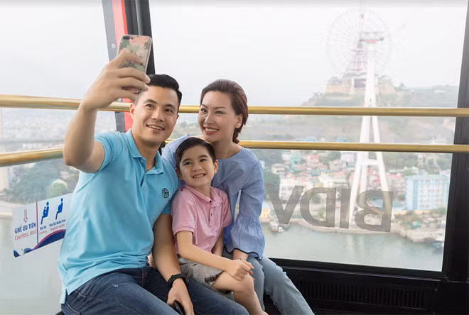 Đi cáp treo Nữ Hoàng nắm giữ 2 kỷ lục thế giới, du khách được trải nghiệm ngắm toàn cảnh vịnh Hạ Long từ độ cao 215m so với mực nước biển.