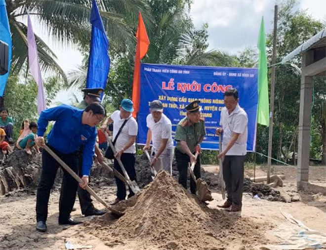 Đại tá Nguyễn Đình Hậu (thứ hai từ phải sang) cùng các đại biểu khởi công xây dựng cầu.