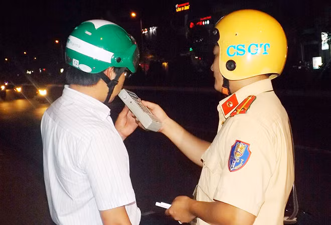 Lực lượng CSGT Công an TP Cần Thơ kiểm tra nồng độ cồn người điều khiển phương tiện tham gia giao thông.