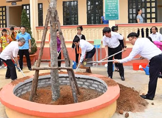 Đồng chí Trần Quốc Vượng cùng lãnh đạo địa phương và lãnh đạo Vietcombank trồng cây lưu niệm tại trường