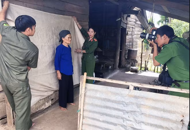 Cán bộ, chiến sỹ Công an huyện Cư Jút nhiệt tình hướng dẫn người dân làm CMND. Cán bộ, chiến sỹ Công an huyện Cư Jút nhiệt tình hướng dẫn người dân làm CMND.