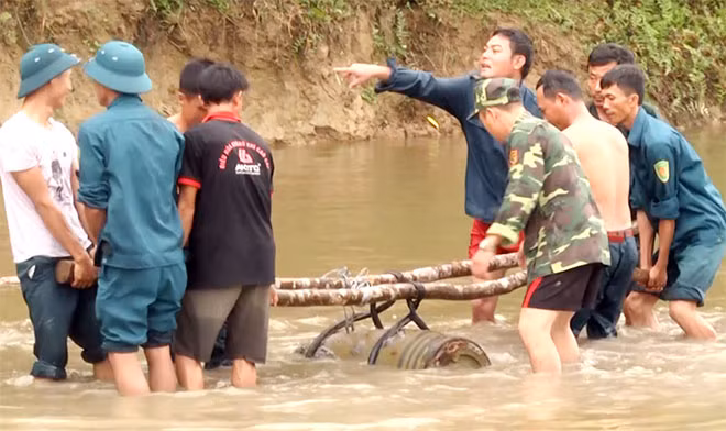 Các lực lượng tham gia trục vớt quả bom.