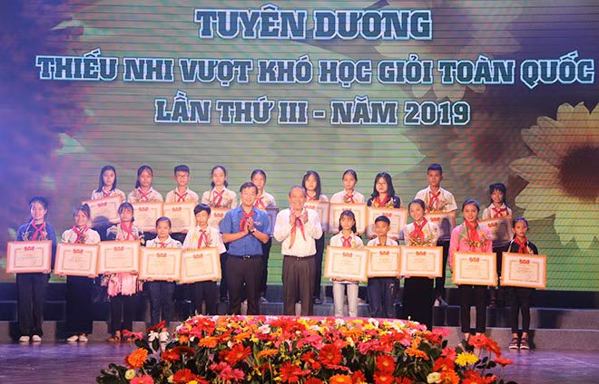 Phó Thủ tướng Thường trực Chính phủ Trương Hòa Bình cùng Bí thư thứ nhất Trung ương Đoàn Lê Quốc Phong trao tặng Bằng khen của Trung ương Đoàn cho thiếu nhi vượt khó học giỏi tiêu biểu. Ảnh: TTXVN. Phó Thủ tướng Thường trực Chính phủ Trương Hòa Bình cùng Bí thư thứ nhất Trung ương Đoàn Lê Quốc Phong trao tặng Bằng khen của Trung ương Đoàn cho thiếu nhi vượt khó học giỏi tiêu biểu. Ảnh: TTXVN.