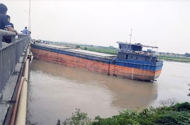 Tàu thuỷ đã va đâm và mắc kẹt vào gầm cầu An Thái. Tàu thuỷ đã va đâm và mắc kẹt vào gầm cầu An Thái.