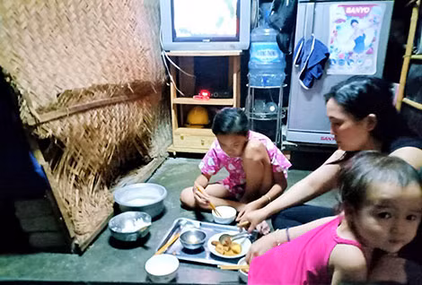 Bữa cơm tối nhà chị Phương - anh Tâm.