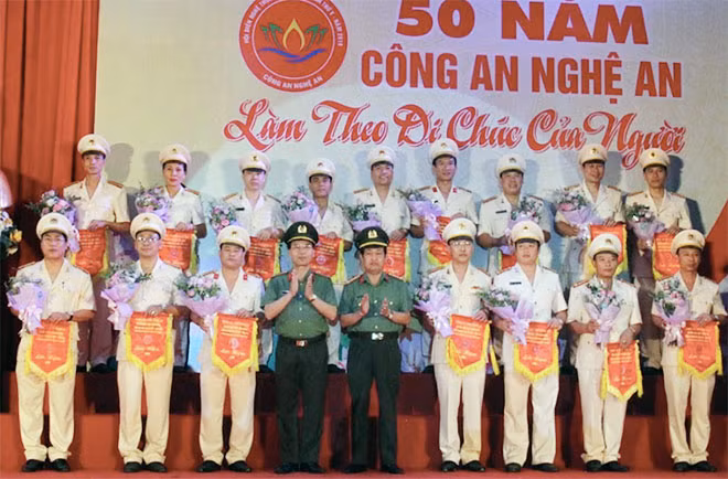 Ban tổ chức chụp ảnh lưu niệm với các trưởng đoàn tham gia hội diễn.